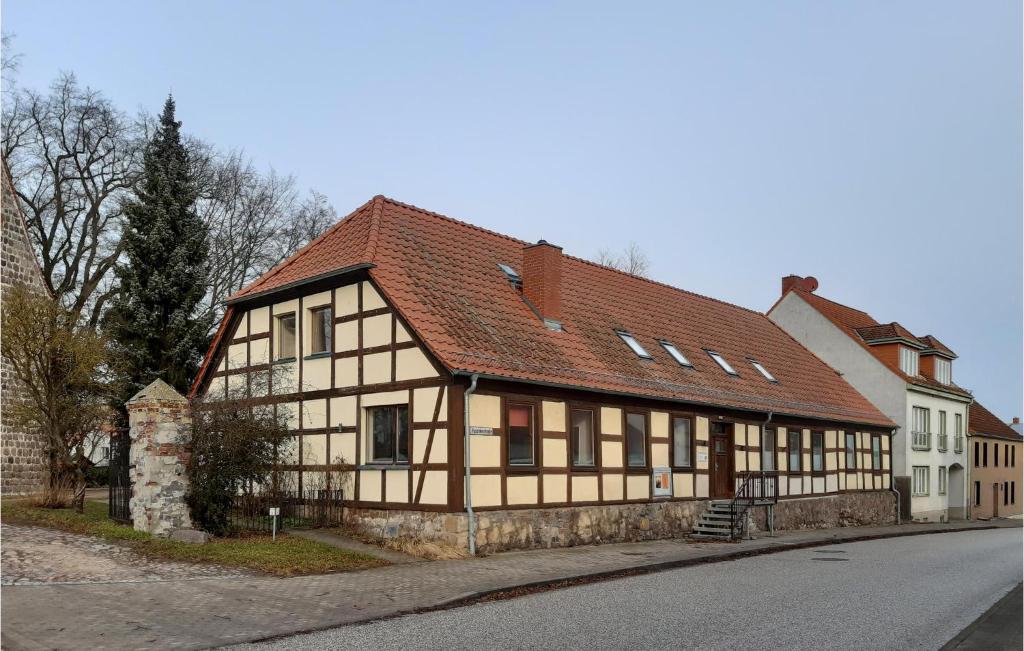 BrüssowAwesome Home In Brssow With Kitchen的街上有红色屋顶的古老建筑