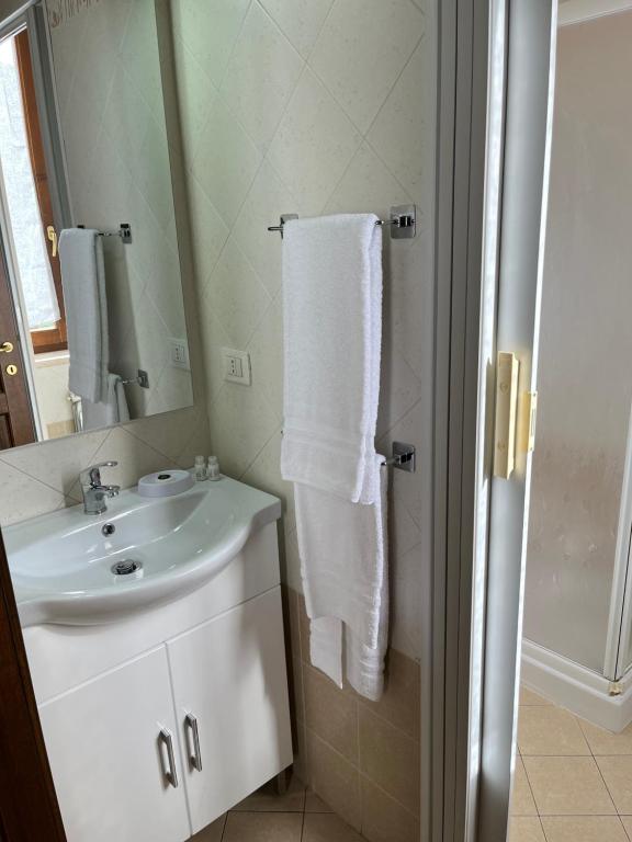 锡耶纳La Casina Verde的白色的浴室设有水槽和镜子