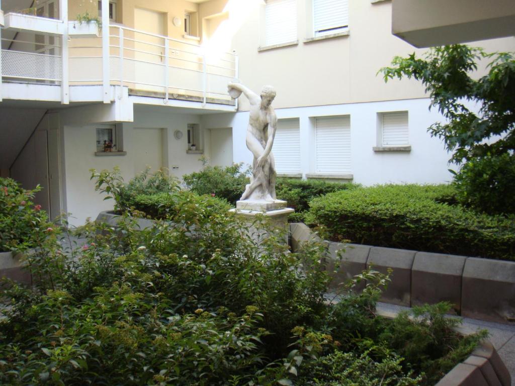 斯特拉斯堡Apollon home Robertsau的建筑物前的女人雕像