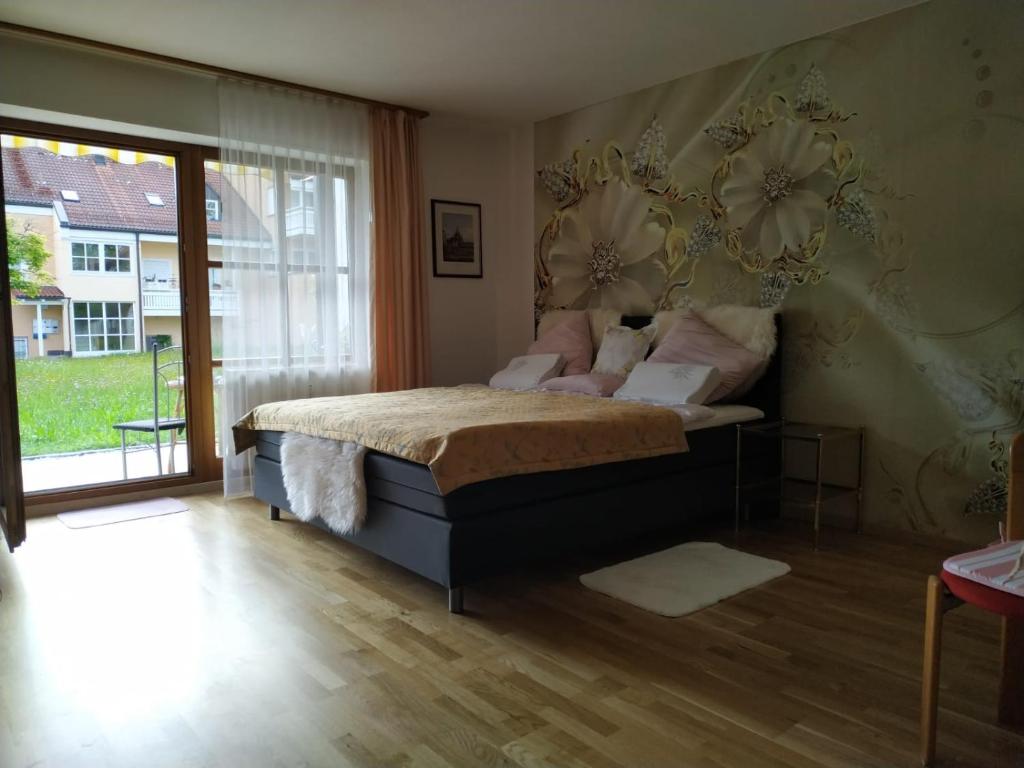 施塔费尔湖畔穆尔瑙Ferienwohnung Dana的一间卧室配有带粉红色枕头的床。
