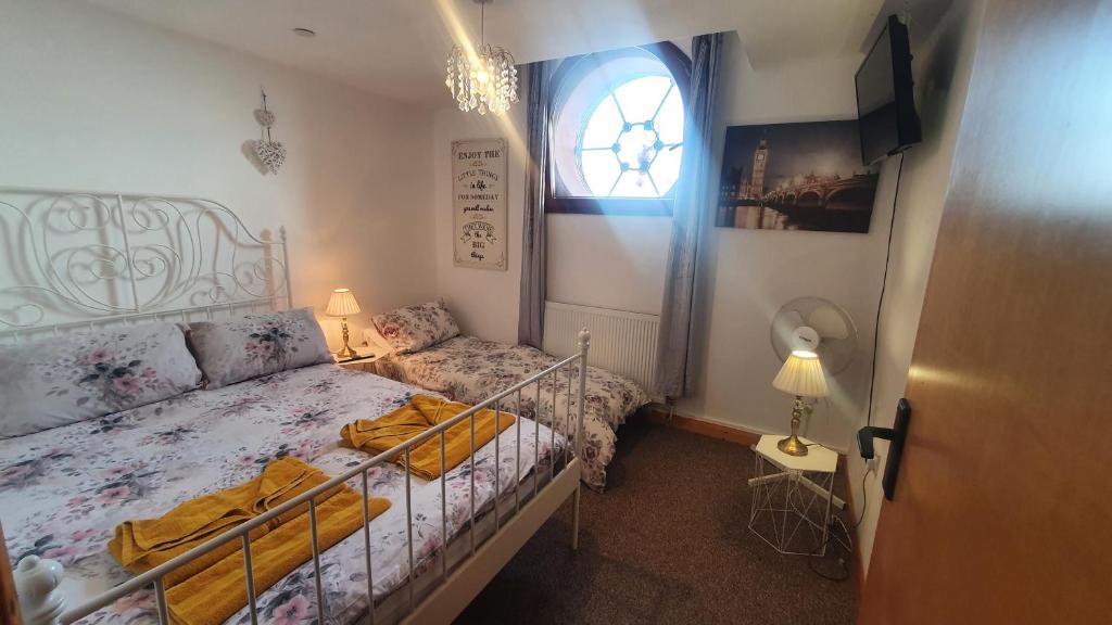 拉姆斯盖特Seaside Summer Room的一间小卧室,配有床和窗户