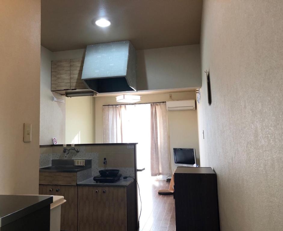熊本アルピエa敷地内無料駐車場付き的客房设有带大窗户的厨房