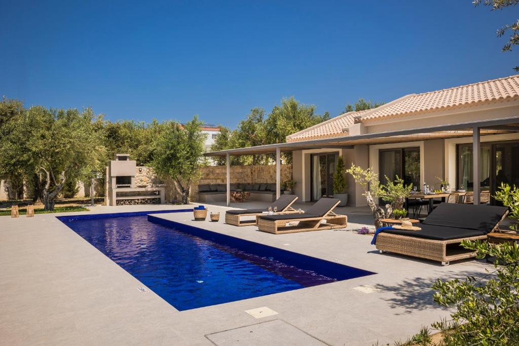斯沃伦塔Villa JOYANA的一个带游泳池和房子的后院