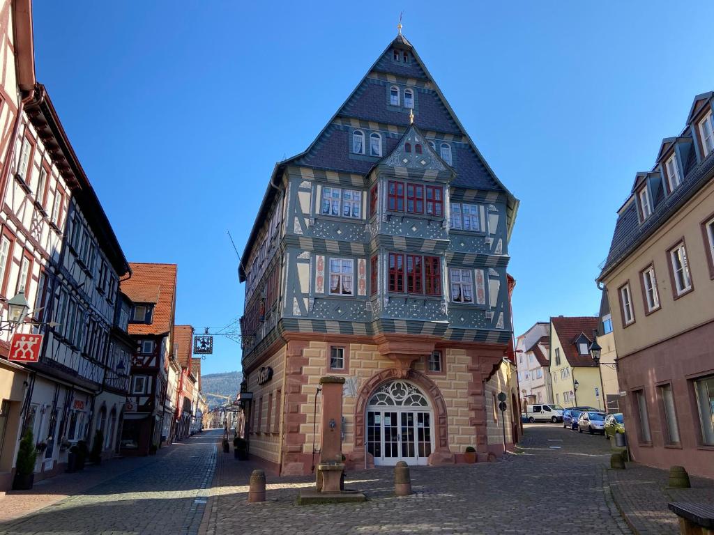 米尔滕贝格Hotel zum Riesen - älteste Fürstenherberge Deutschlands的街道上一座高大的建筑,有黑色的屋顶