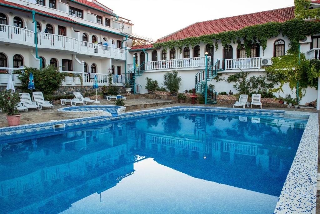 杜尼Hotel Gamartata的大楼前的游泳池
