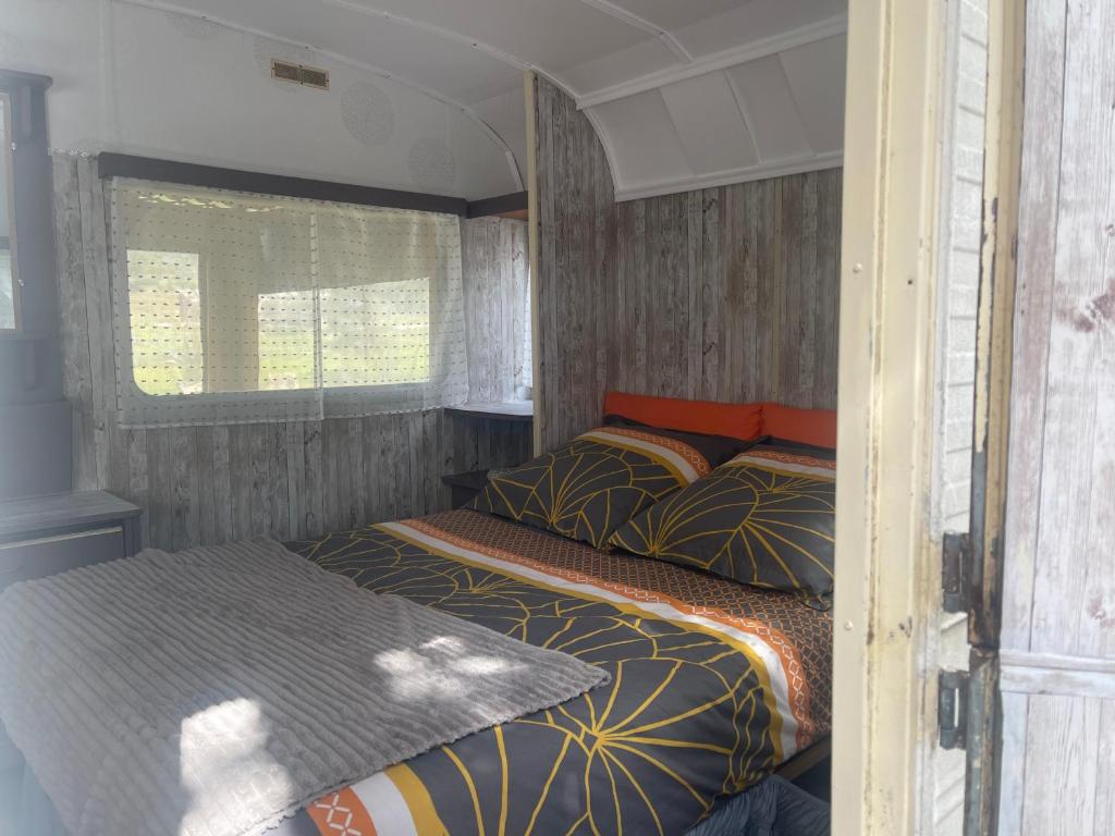 莫罗萨利亚La Caravane LE NID DOUILLET的卧室配有两张床,位于走廊