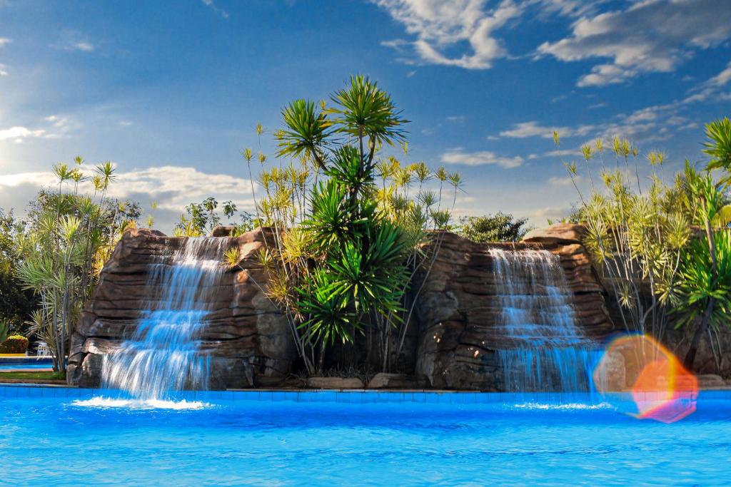 卡达斯诺瓦斯Ecologic Ville Resort - Oficial的度假村游泳池内的瀑布
