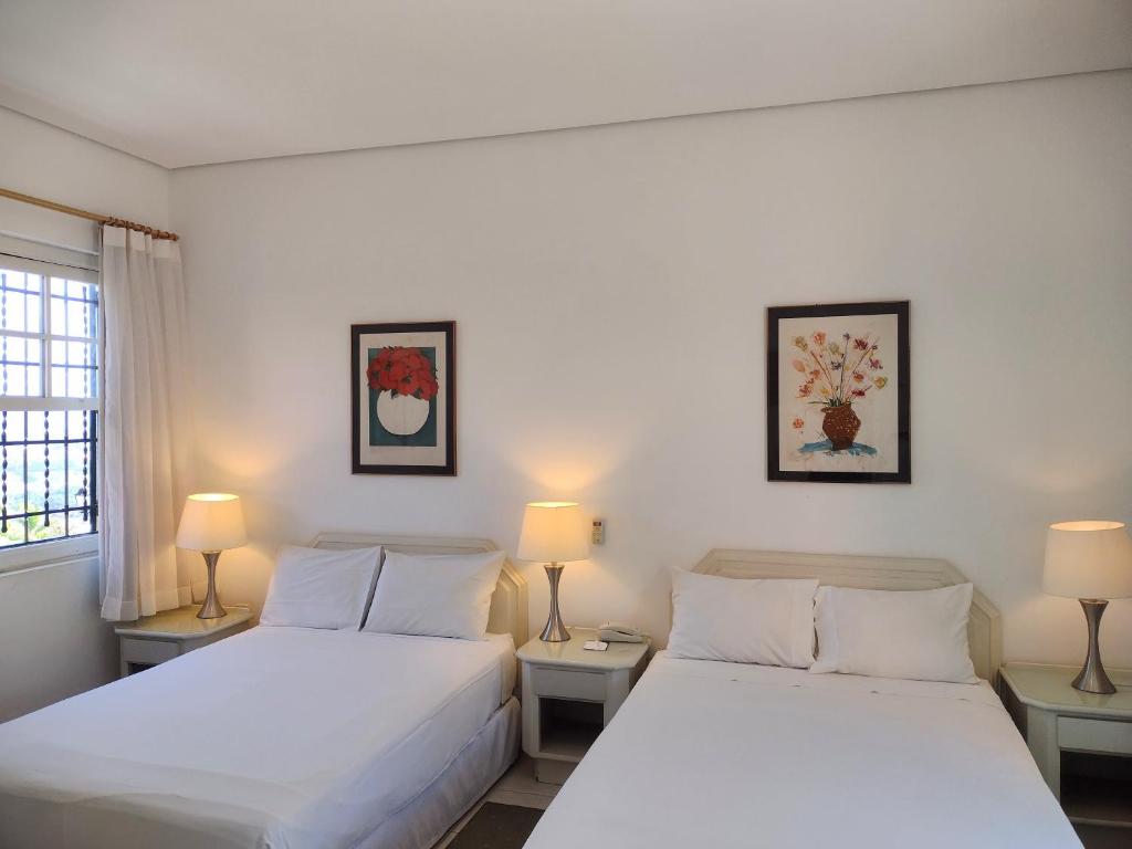 克拉鲁河畔卡尔穆Varandas da Montanha的配有两盏灯的房间的两张床