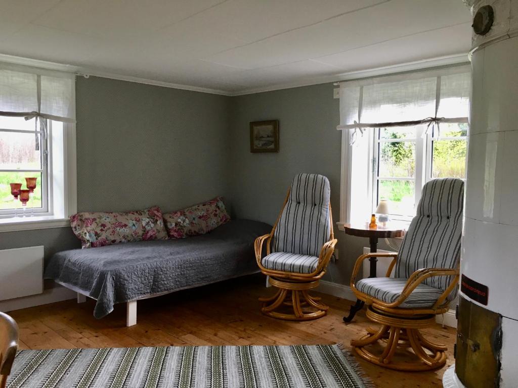 AnebyFråsttorp的客厅配有沙发和两把椅子