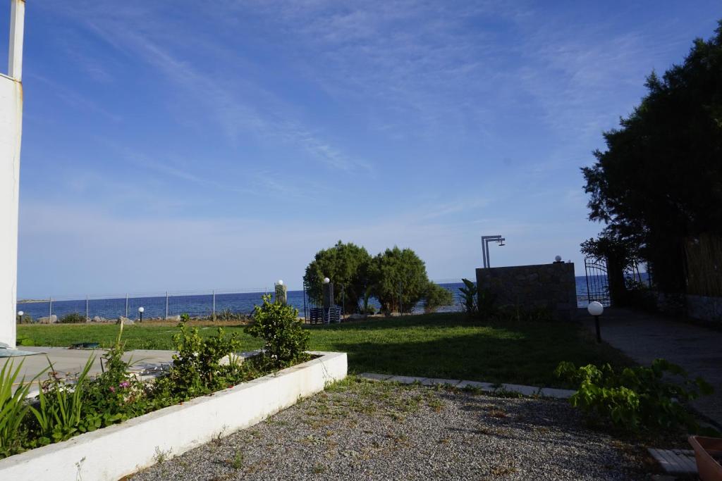 拉多斯尼古拉斯海滩一室公寓酒店的享有公园的背景海景
