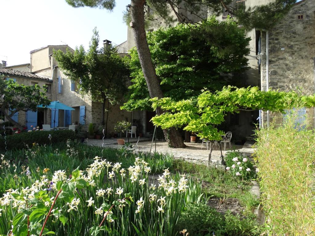 Saint-Michel-lʼObservatoireLe Clos du Tilleul的一座花园,在房子前有白色的花朵