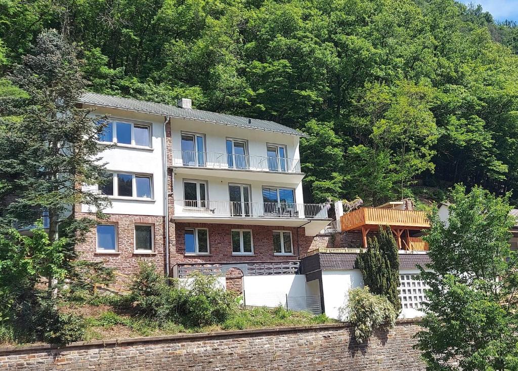 巴特贝特里希Villa Bad Bertrich的一座树木茂密的山丘上的砖砌大房子