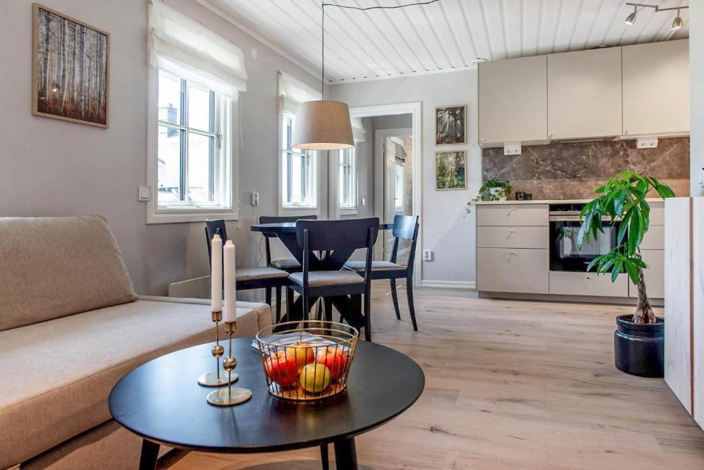 恩舍尔兹维克Nyrenoverat gårdshus på havstomt med hög standard的客厅配有沙发和桌子