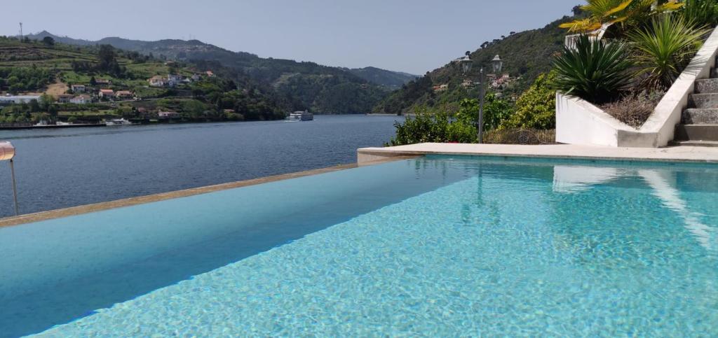 Santa Cruz do DouroCasa Mateus - Aregos Douro Valley的享有湖景的游泳池
