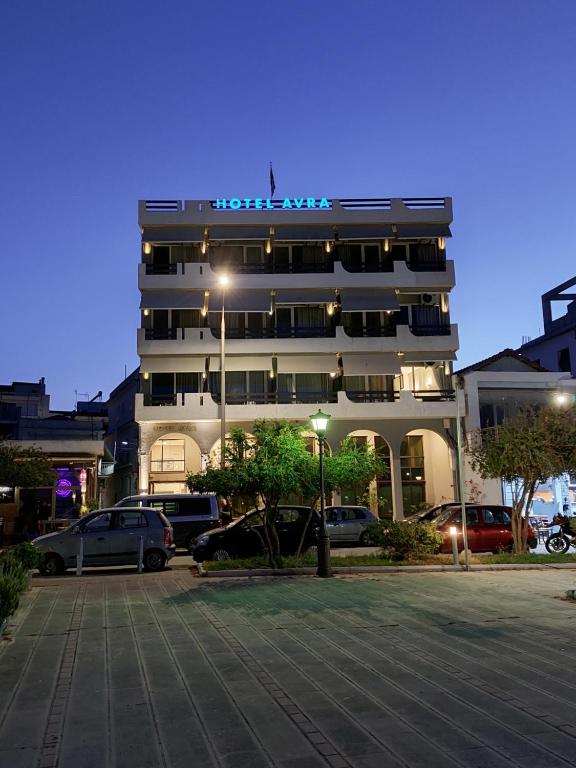 普雷韦扎Hotel Avra的前面有停车位的大楼