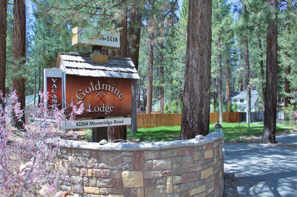 大熊湖Goldmine Lodge的公园内高尔夫小屋的标志