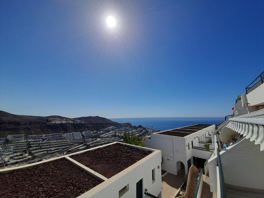莫甘Puerto Rico apartamento 1 dormitorio wifi piscina的从建筑屋顶上可欣赏到海景