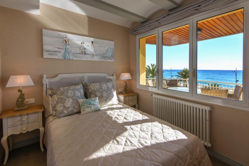 罗列特海岸Apartamento Marina的一间卧室设有一张床,享有海景