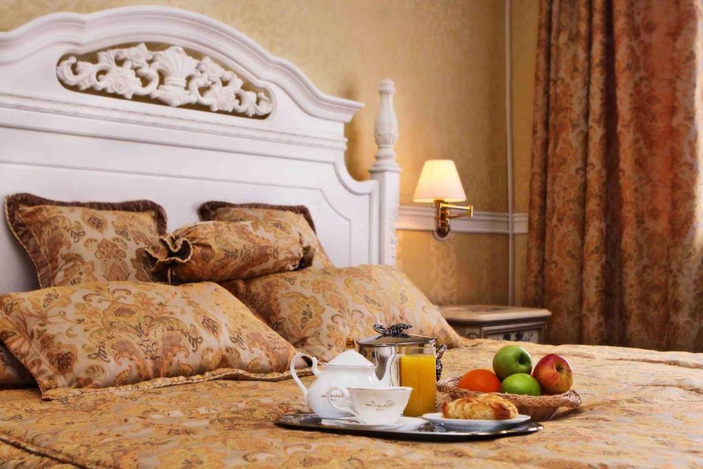 乌兰巴托巴彦高勒酒店的床上摆着一盘水果