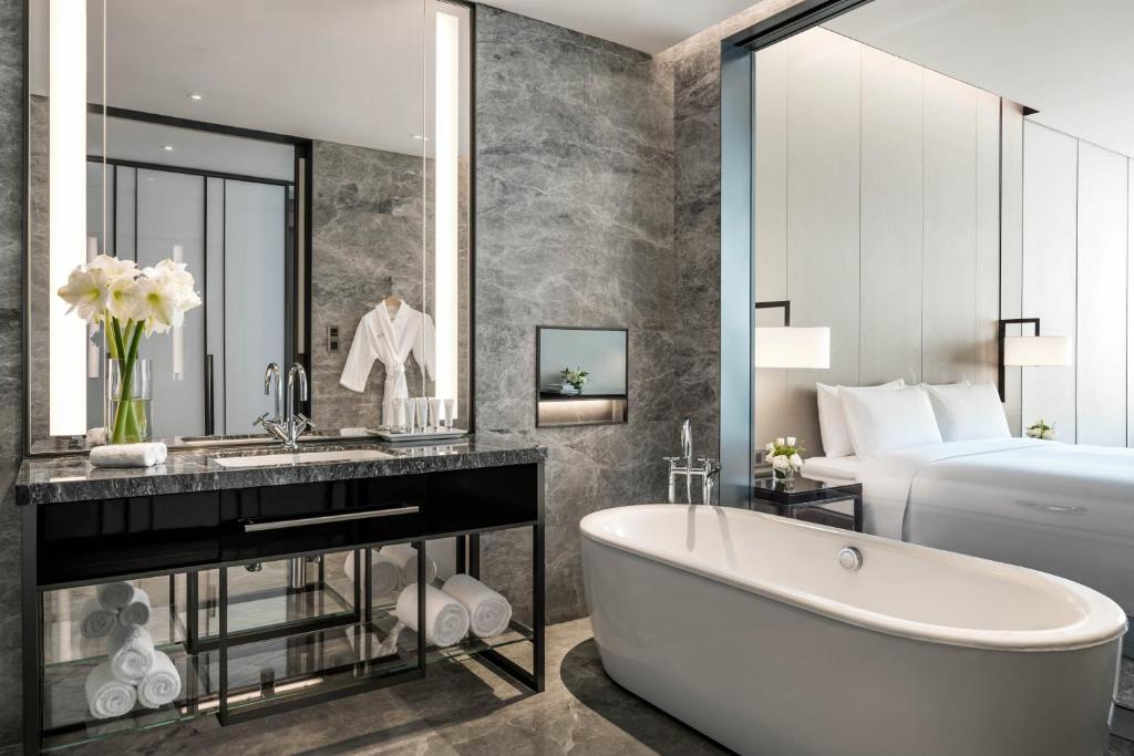 长沙长沙尼依格罗酒店的带浴缸和床的浴室