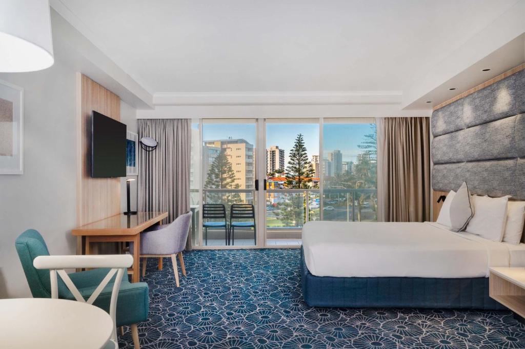黄金海岸The Sebel Twin Towns的酒店客房设有一张床和一个大窗户