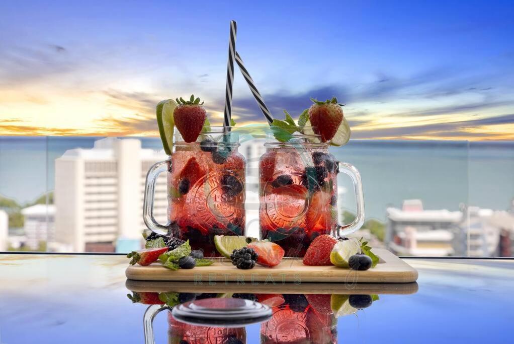 达尔文ZEN SUNSHINE - COZY 2-BR/2-BA OCEAN VIEW RETREAT的桌上装满了草莓和水果的搅拌机