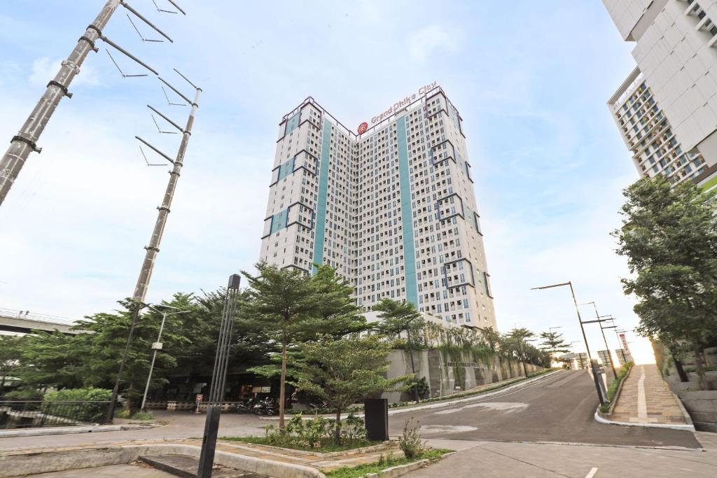 TelukpucungApartemen Grand Dhika City by Nina的一条空的街道,高楼