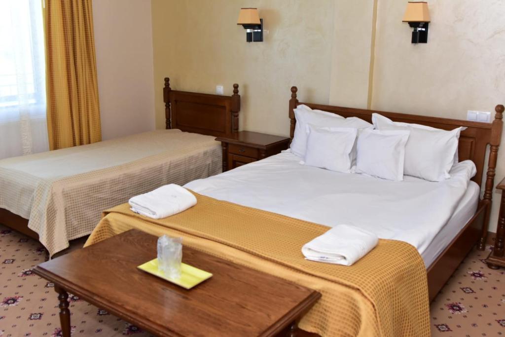 瑟切莱BellaVista Brasov的酒店客房设有两张床和一张桌子。