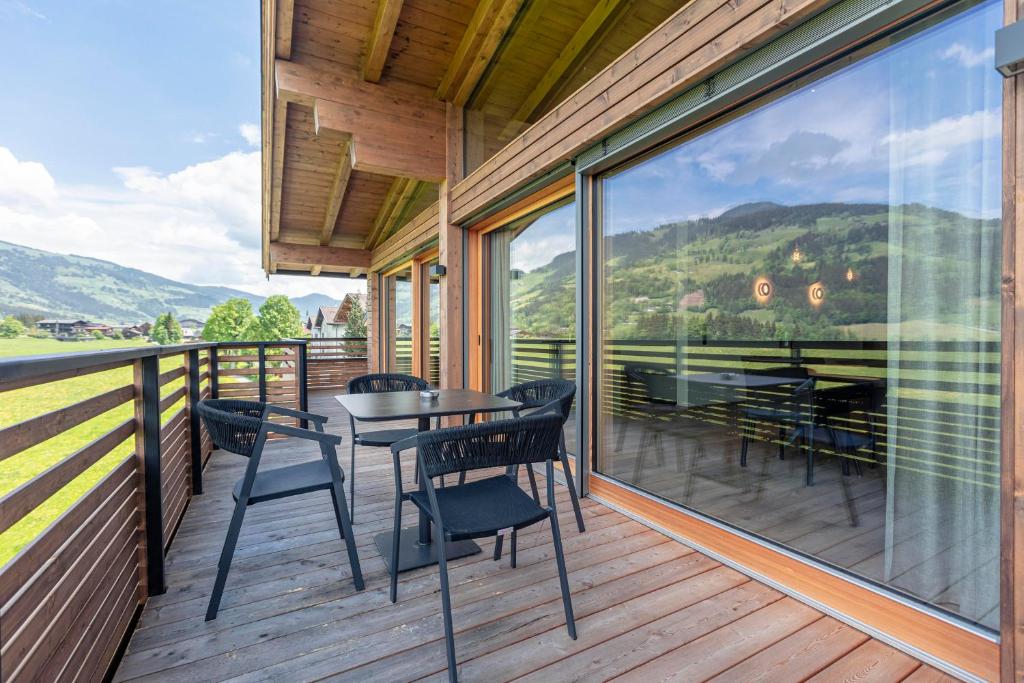 Chalet 149 Westendorf by ALPS RESORTS的阳台或露台