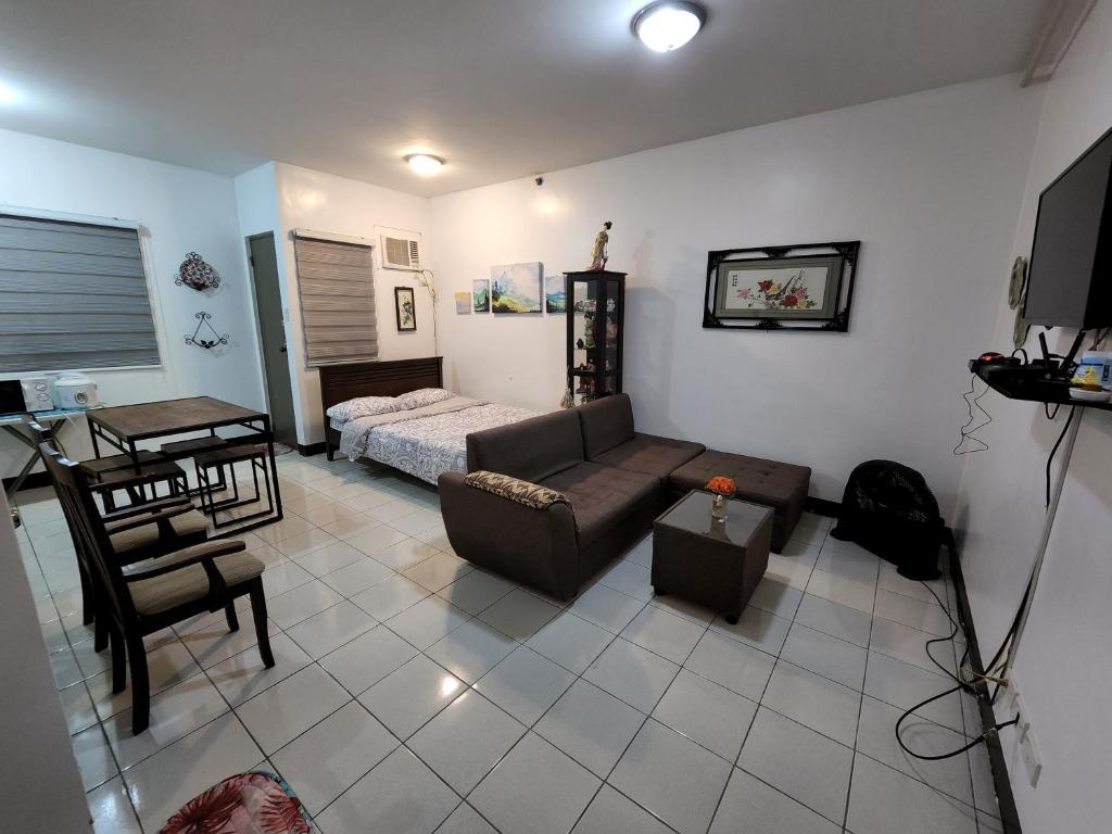 圣罗莎Ilia's Cozy Abode near Enchanted Kingdom & Nuvali的客厅配有沙发和1张床