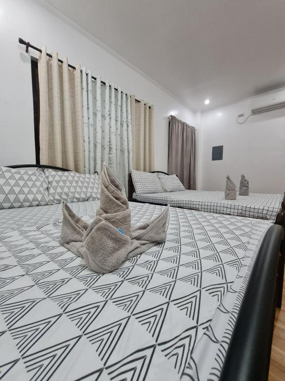 公主港KDC之家公寓的一间卧室配有两张带枕头的床。