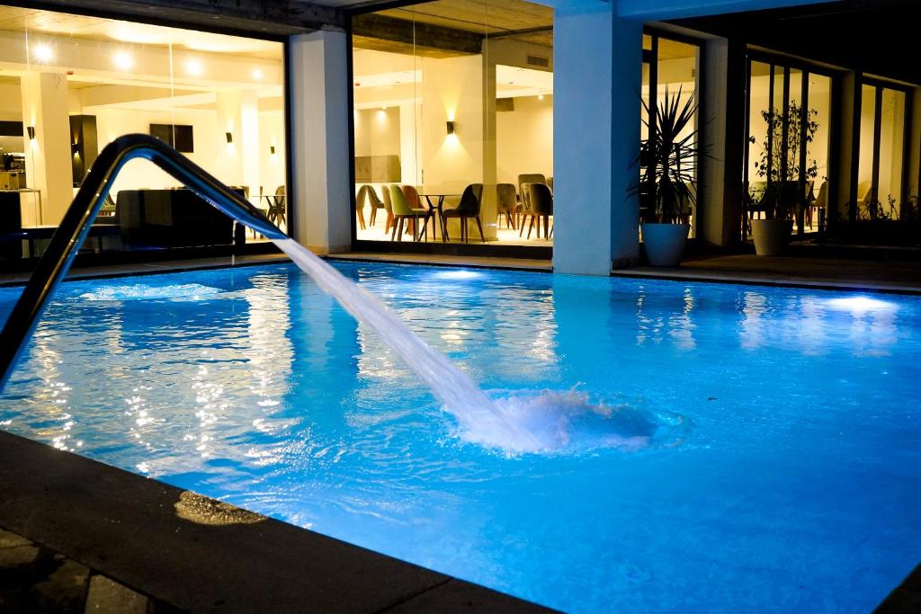 突尼斯Hôtel Lescure Business and SPA的游泳池中的喷泉