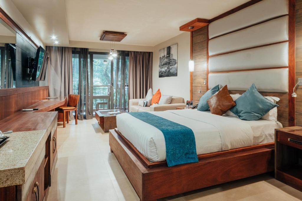 坎帕拉费尔威Spa酒店的一间带大床的卧室和一间客厅
