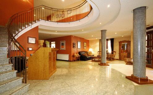卡斯特洪德索斯比利牛斯山酒店的大楼内带螺旋楼梯的大型客厅