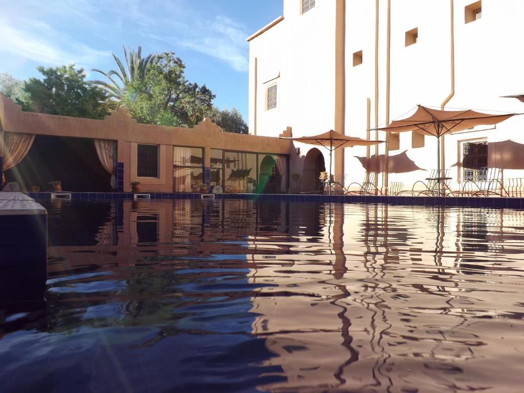 斯库拉艾特本摩洛黛米耶特酒店的建筑物前的水池