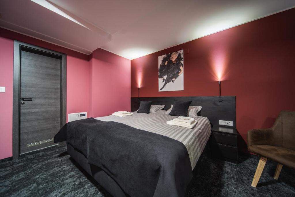 查科韦茨Rustica Rooms的一间卧室设有一张带红色墙壁的大床
