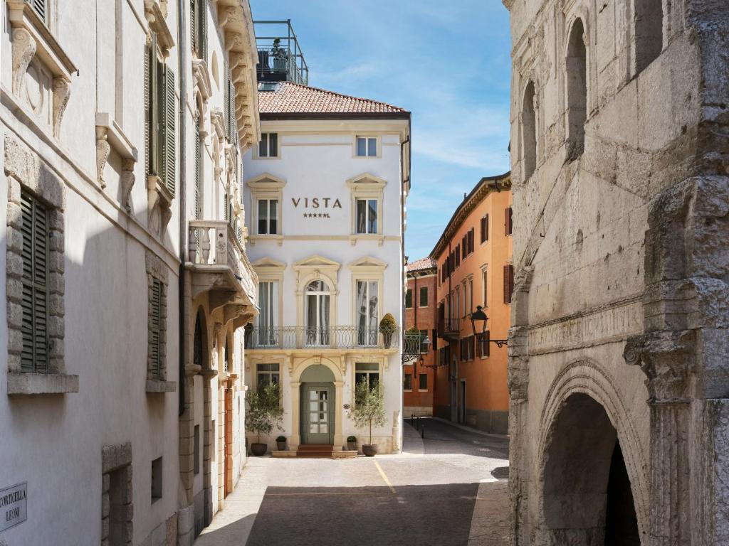 维罗纳Vista Palazzo的一条有白色建筑的街道,有文字签证