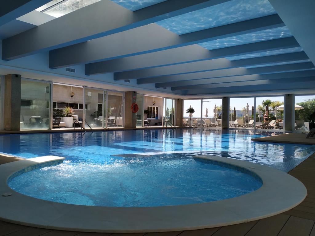 科维良Hotel Covilhã Dona Maria Affiliated by Meliá的大楼里一个蓝色的大泳池