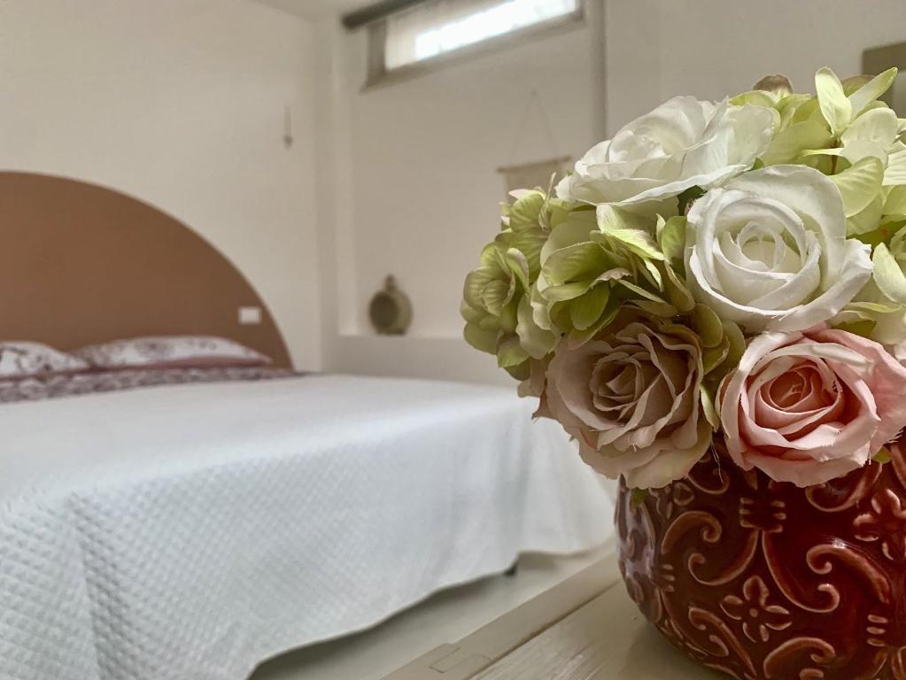 San GiovanniCasa Manila Isola d'Elba的卧室里花束花的花瓶