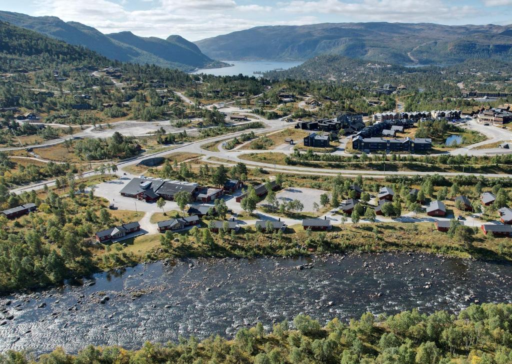 霍夫登Hovden Høyfjellsenter的享有河流和山脉小镇的空中景致
