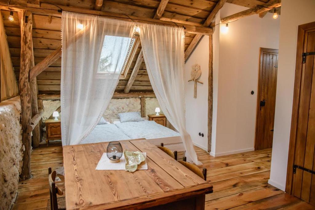 维德米内Złota Wójtówka的一间卧室配有一张床和一张木桌