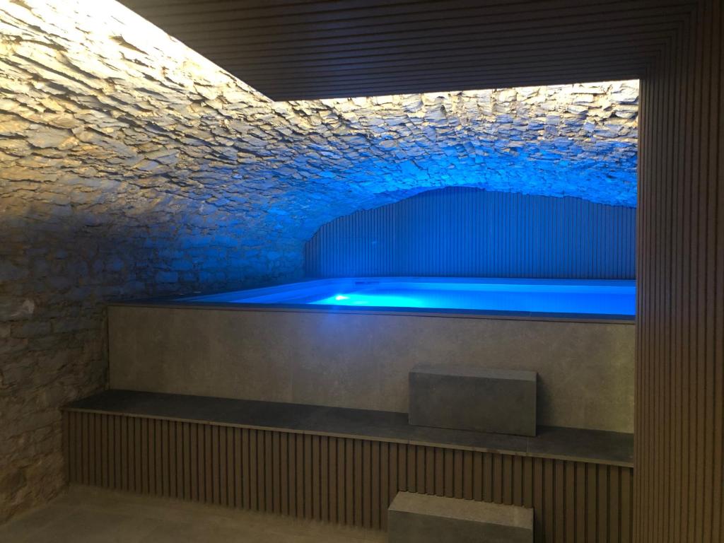 LimbourgGîte Jaja的砖洞中的蓝色热水浴池