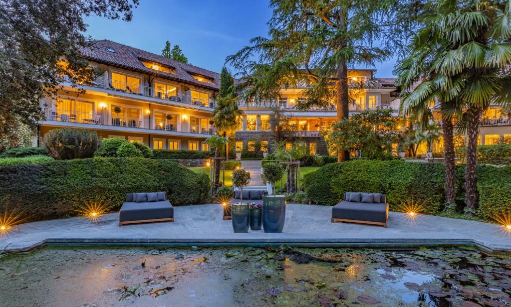 梅拉诺Villa Eden a member of Leading Hotels of the World的享有带庭院的建筑外部景色