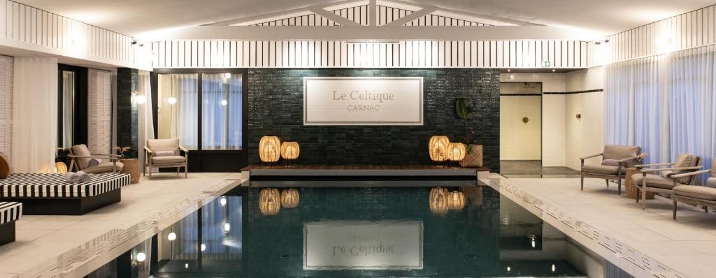 卡纳克Le Celtique & Spa的酒店大堂,中间设有游泳池
