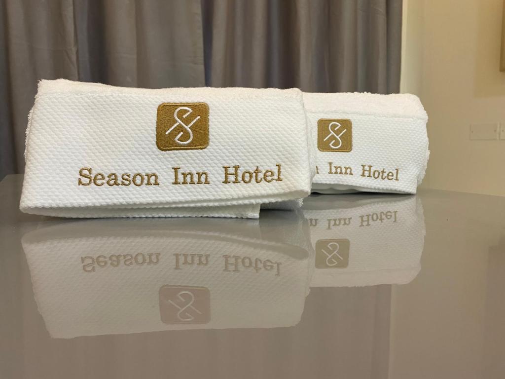 杜科姆Season Inn Hotel Apartment_Duqm的一堆毛巾和酒店在词季里提供的