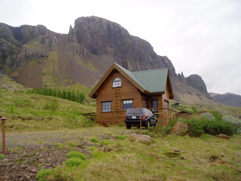 SkeljabrekkaVindheimar Cottage - Great View - Hot Tub的木屋前设有停车位