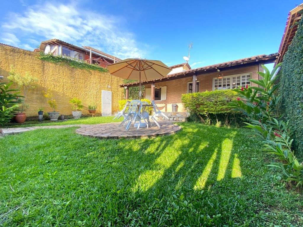 伊利亚贝拉Casa dos Carijós的庭院里设有带桌子和遮阳伞的庭院。