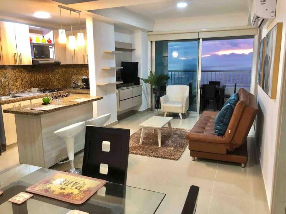 卡塔赫纳apartamento en bocagrande的厨房和客厅,享有海景