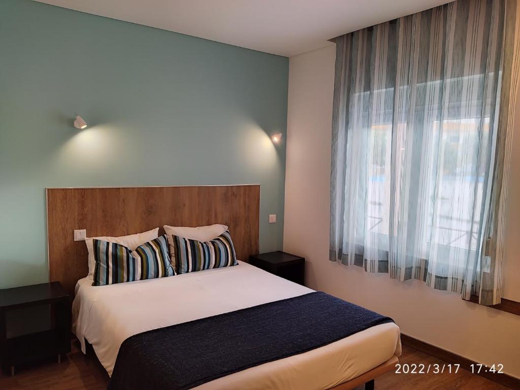 佩尼契康锁拉考佩德拉马旅馆的一间卧室设有一张大床和一个窗户。
