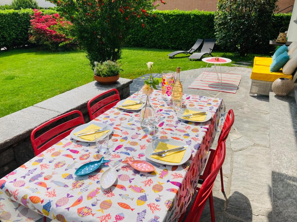 洛迦诺Appartamento con giardino al Melograno的桌椅和餐桌布,上面有食物